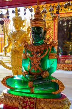 Bangkok, Tayland - 21 Mart 2019: Tayland 'da yeşil zümrüt Buda heykeli.