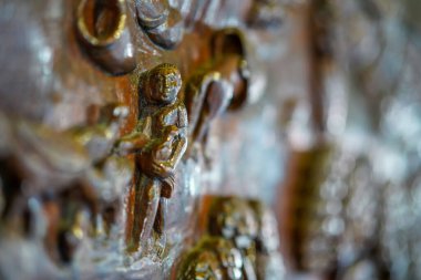 Chiang Mai, Tayland - 21 Mart 2019: Tayland 'ın kuzeyindeki Doi Suthep Wat tapınağındaki Doi Suthep tapınağının tarihini gösteren küçük ahşap heykeller, oymalar ve süslemeler.