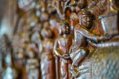 Chiang Mai, Tayland - 21 Mart 2019: Tayland 'ın kuzeyindeki Doi Suthep Wat tapınağındaki Doi Suthep tapınağının tarihini gösteren küçük ahşap heykeller, oymalar ve süslemeler.