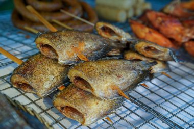 Tayland pazarında kızarmış balık sergileniyor