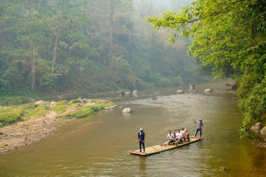 Chiang Mai, Tayland - 22 Mart 2019: Erkekler Tayland 'da güzel yeşil bir arazide rafting yapıyorlar