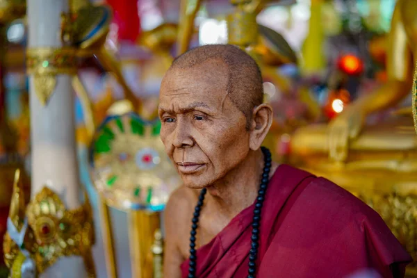 泰国清迈 Chiang Mai Thailand 2019年3月21日 在Doi Suthep Wat Phrathat寺庙剃光了的泰国僧侣祈祷并穿着红色长袍 上午的仪式 — 图库照片