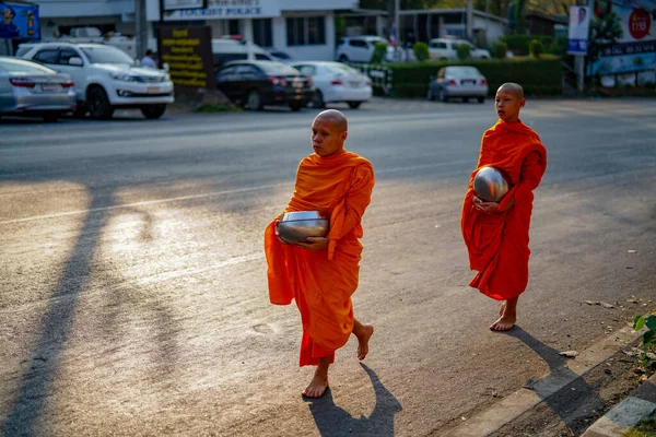 Pai Thaiföld Március 2019 Kínai Buddhista Szerzetesek Piros Köntösben Körül — Stock Fotó