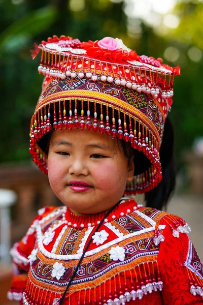 2019年3月21日 泰国清迈 在泰国清迈Doi Suthep山Wat Phrathat寺庙楼梯上 身穿传统红衣 头戴传统帽子的苗族女孩微笑 — 图库照片