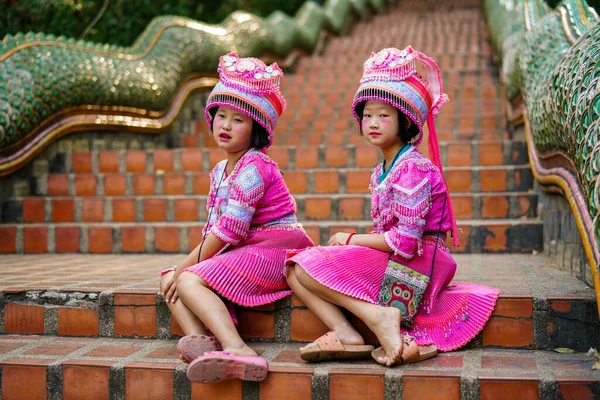 2019年3月21日 泰国清迈 在泰国清迈的Doi Suthep山Wat Phrathat寺庙楼梯上 身着传统粉色衣服和帽子的苗族女孩们微笑着 — 图库照片