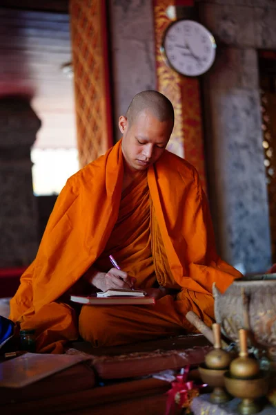 Chiang Mai Tailandia Marzo 2019 Monjes Tailandeses Afeitados Orando Vistiendo — Foto de Stock