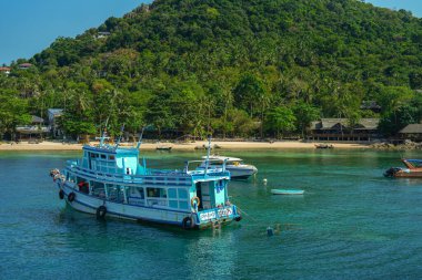 Tayland 'da sahilde bir tekne