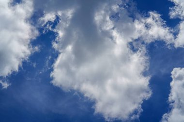 Mavi gökyüzünde beyaz bulutlar