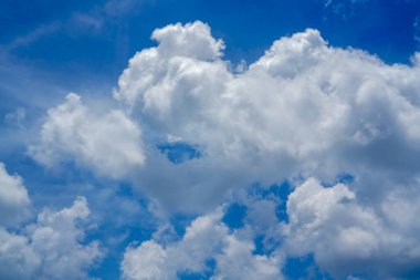 Mavi gökyüzünde beyaz bulutlar