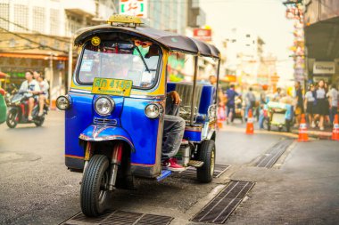 Bangkok, Tayland - 17 Mart 2019 Tuk tuk, oto çekçek, Bangkok, Tayland sokaklarında ünlü şehir ulaşımı.