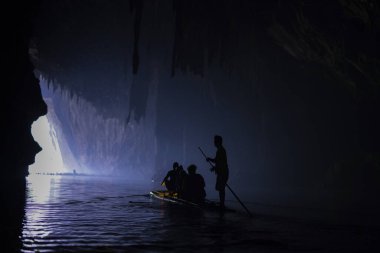 Sop Pong, Tayland - 23 Mart 2019 Kuzey Tayland 'daki Tham Lot kayalık mağarasında tahta bot sürücüsü silueti. Mağaraların yakınındaki güzel orman ve doğa
