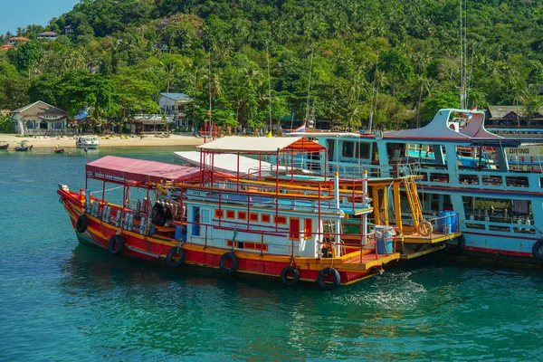 Oh Nang Yuan, Tayland - 3 Nisan 2019: Mavi gökyüzü ve deniz ile geleneksel taksi tekneleri. Tayland 'ın güneyi. Koh Nang Yuan Koh Tao yakınlarında, Koh Samui.