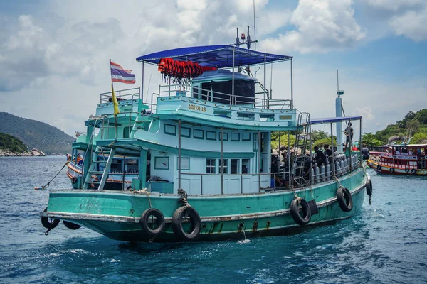 Koh Samui, Tayland - 01 Nisan 2019: Tayland 'ın güneyinde turist taşıyan geleneksel renkli taksi botu. Mavi gökyüzü ve deniz.