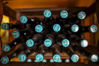 HERON, BELGIUM - 9 Kasım 2019 Belçika bira şişeleri Leopold 7 ahşap rafta. Üç sekme ve Leopold Touch 'tan yapılmış birinci sınıf bira..