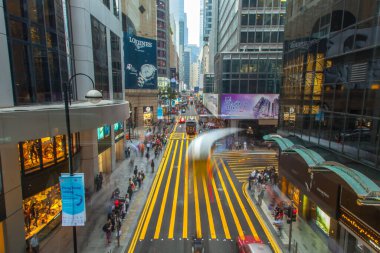 HONG KONG, ÇİN-JANUARY 1, 2020: Yoğun kentlerdeki trafik yolu ve ofis binaları, arabalar ve Hong Kong şehir merkezindeki toplu taşıma araçları.