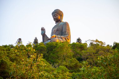 HONG KONG, ÇİN-HAZİRAN 1, 2020 Tian Tan Buddha. Lantau Adası 'ndaki Buddha Shakyamuni' nin büyük bronz heykeli. Budizm ve başlıca turizm merkezi.