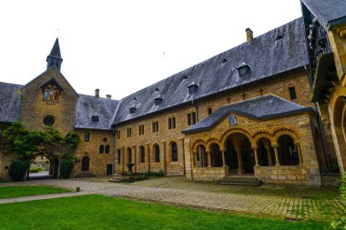 FLORENVILLE, BELGIUM - 4 Haziran 2019: Orval Abbey kalıntıları ve kilise. 1132 yılında Trappist bira Orval 'ı ve spesifik peynirleriyle bilinen Villers-Devant-Orval' da kurulan bir manastır..