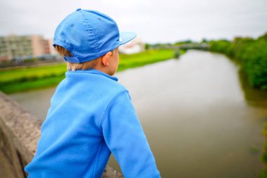  Dax şehrinde Adour nehrinde küçük bir çocuğun portresi. Dax, Fransa 'nın Nouvelle-Aquitaine eyaletinde yer alan bir şehirdir..