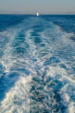 Akdeniz 'in köpüklü dalgaları