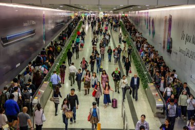 HONG KONG, ÇİN - 1 Ocak 2020: MTR metro Hong Kong İstasyonu ile Merkez İstasyonu 'nu birbirine bağlayan yürüyüş tüneli. Yolcuların MTR Şehir Hatları 'ndan Lantau Adası' na geçmesine olanak sağlıyor.