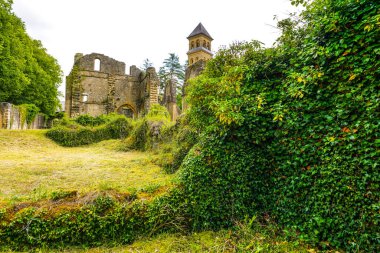 FLORENVILLE, BELGIUM - 4 Haziran 2019: Orval Abbey kalıntıları ve kilise. 1132 yılında Trappist bira Orval 'ı ve spesifik peynirleriyle bilinen Villers-Devant-Orval' da kurulan bir manastır..