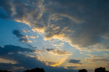 Günbatımı gökyüzünde beyaz bulutlar