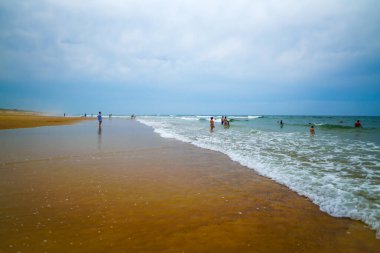 ARCACHON, FRANCE- 18 Haziran 2019: sahil ve turistlerle deniz kenarı 