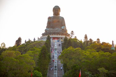 HONG KONG, ÇİN-HAZİRAN 1, 2020 Tian Tan Buddha. Lantau Adası 'ndaki Buddha Shakyamuni' nin büyük bronz heykeli. Budizm ve başlıca turizm merkezi.