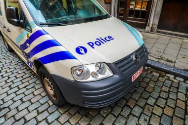 BRÜKSEL, BELGIUM - 7 Haziran 2019: Belçika 'da Brüksel Grand Place yakınlarında park halindeki polis arabası.