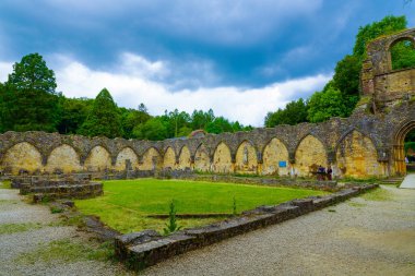 FLORENVILLE, BELGIUM - 4 Haziran 2019: Orval Abbey kalıntıları ve kilise. 1132 yılında Trappist bira Orval 'ı ve spesifik peynirleriyle bilinen Villers-Devant-Orval' da kurulan bir manastır..