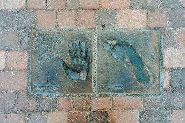 Santiago de Compostela haccı - eski kaldırım taşlarında el ve ayak izi sembolleri 