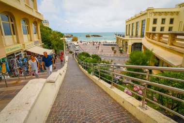 Biarritz, Fransa - 20 Temmuz 2019: Biscay Körfezi 'nde Htel du Palais, deniz önündeki kumarhaneleri ve sörf kültürüyle bilinen lüks bir sahil turizm merkezi..