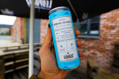 BRÜKSEL, BELGIUM - 9 Kasım 2019: geri dönüşümlü kutuda Belçika Leopold 7 birası. Üç sekme ve Leopold Touch 'tan yapılmış birinci sınıf bira..