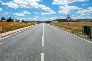 Asfalt yol ve güzel mavi gökyüzü