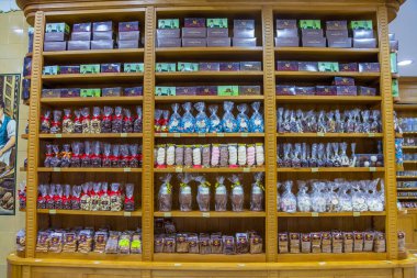 BRÜKSEL, BELGIUM - 1 Ocak 2020: Brüksel, Belçika 'nın merkezindeki bir dükkanda sergilenen çikolata şekerleri ve pralinler