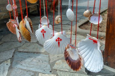 Deniz tarağı kabukları, Avrupa 'daki Camino de Santiago yürüyüş yolunun sembolü. Ünlü Camino de Santiago yürüyüş yolu ve caddesi. Hacıların yolu. Aziz James 'in Yolu