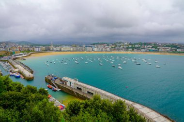San Sebastian, İspanya - 25 Haziran 2019: Binalar, evler, deniz ve ormanlarla dolu şehir manzarası. Donostia, Bask Topluluğu 'nun bir kıyı kentidir.. 