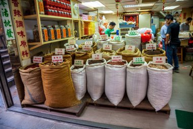 Hong Kong 'un merkezinde baharat satan HONG KONG, Çin - 1 Ocak 2020