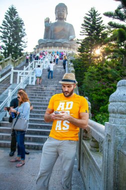 HONG KONG, ÇİN-HAZİRAN 1, 2020 Tian Tan Buddha. Lantau Adası 'ndaki Buddha Shakyamuni' nin büyük bronz heykeli. Budizm ve başlıca turizm merkezi.