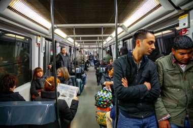 Metro trenindeki yolcular 