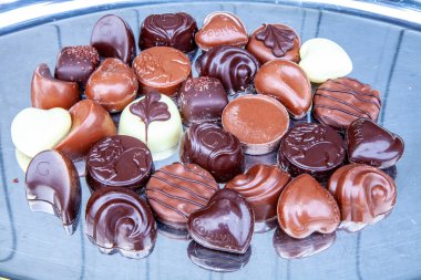 BRÜKSEL, BELGIUM - 1 Ocak 2020: Belçika 'da Brüksel' de Godiva şekerlemecisi tarafından yapılan çikolata şekerlemeleri ve pralinler