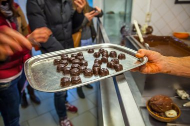BRÜKSEL, BELGIUM - 1 Ocak 2020: Belçika 'da Brüksel' de Godiva şekerlemecisi tarafından yapılan çikolata şekerlemeleri ve pralinler
