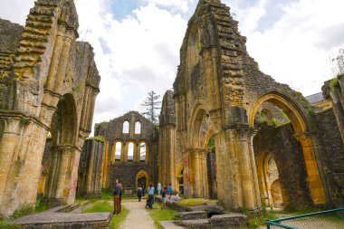 FLORENVILLE, BELGIUM - 4 Haziran 2019: Orval Abbey kalıntıları ve kilise. 1132 yılında Trappist bira Orval 'ı ve spesifik peynirleriyle bilinen Villers-Devant-Orval' da kurulan bir manastır..