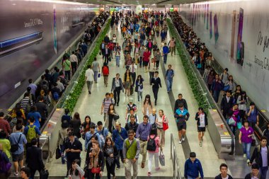 HONG KONG, ÇİN - 1 Ocak 2020: MTR metro Hong Kong İstasyonu ile Merkez İstasyonu 'nu birbirine bağlayan yürüyüş tüneli. Yolcuların MTR Şehir Hatları 'ndan Lantau Adası' na geçmesine olanak sağlıyor.