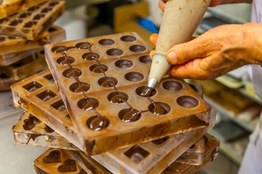 BRÜKSEL, BELGIUM - 1 Ocak 2020: Belçika 'da Brüksel' de Godiva şekerlemecisi tarafından yapılan çikolata şekerlemeleri ve pralinler
