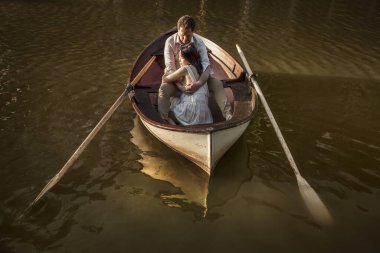 Balayı gezisinde teknede romantik bir çift yaz tatilinin tadını çıkarıyor.. 