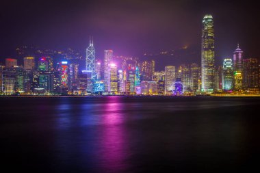 HONG KONG, ÇİN-HAZİRAN 1, 2020: Finansal bölgeler ve renkli gökdelenlerle geceleyin Hong Kong şehri gökdelenleri