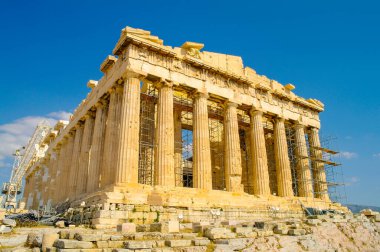 ATİNA, GREECE - 24 HAZİRAN 2020: Yunanistan 'daki Atina Akropolü' ndeki Partenon tapınağı ve kalıntıları. Atina halkının koruyucuları olarak gördüğü tanrıça Athena 'ya ithaf edilmiştir..