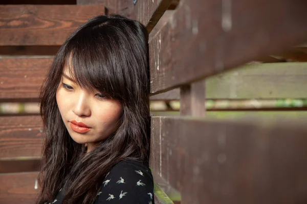 在木屋里的漂亮的亚洲女孩肖像 寂寞女人的画像 — 图库照片