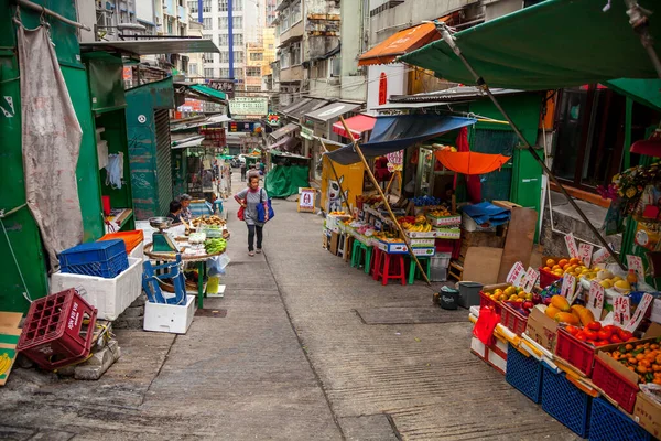 Hong Kong Kína Január 2020 Gyümölcsöket Zöldségeket Áruló Gyalogosok Sétálnak — Stock Fotó